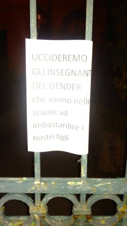 Il cartello comparso in un paio di scuole di Lerici