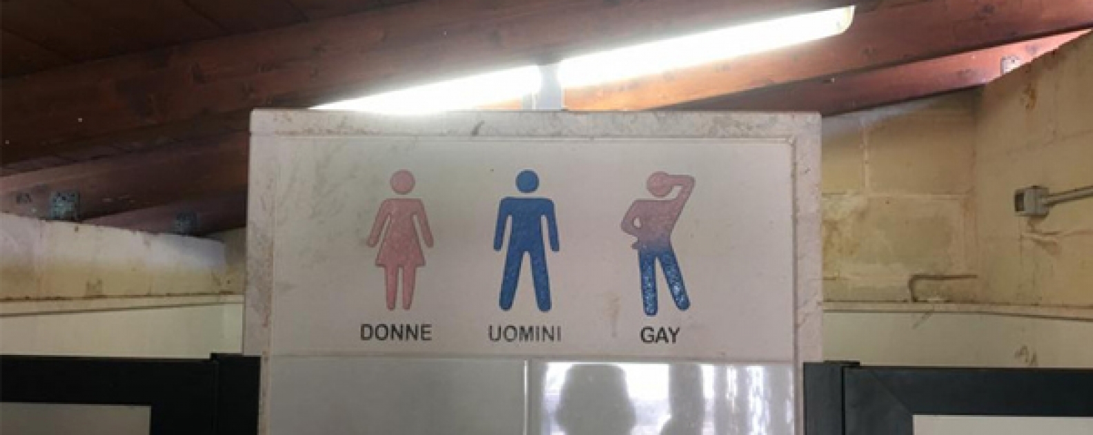 Donne, Uomini E Gay: L'imbarazzante Insegna Nei Bagni Di Un B&B In Salento